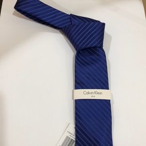 NWT CALVIN KLEIN MEN’s TIE “SLIM”. Indigo